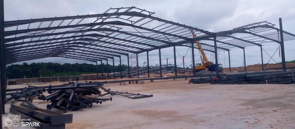 Structure métallique en cours de montage